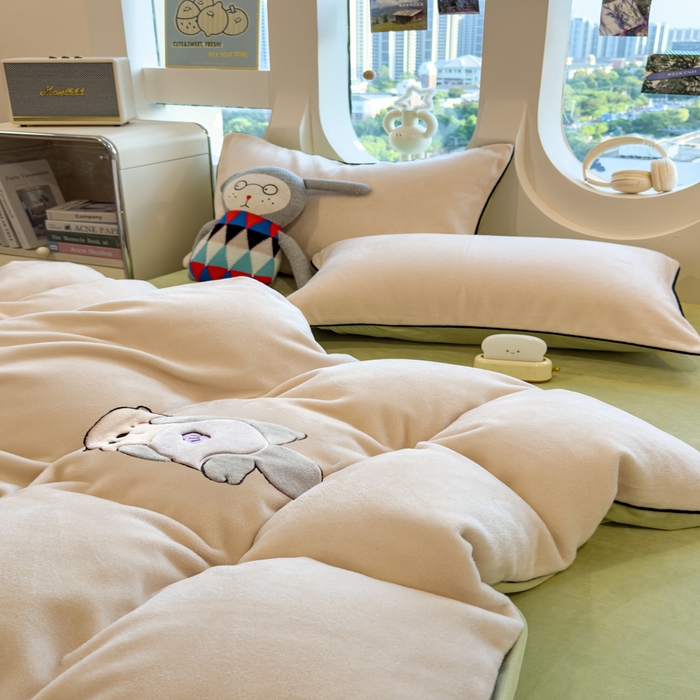 91家纺网 家纺一手货源 找家纺 印季家纺 2025新款大肚腩-海獭绒贴布绣四件套 大肚腩-浅米-草绿