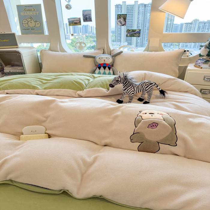 91家纺网 家纺一手货源 找家纺 印季家纺 2025新款大肚腩-海獭绒贴布绣四件套 大肚腩-浅米-草绿