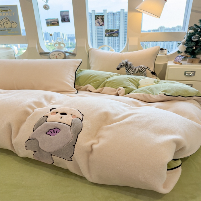 91家纺网 家纺一手货源 找家纺 印季家纺 2025新款大肚腩-海獭绒贴布绣四件套 大肚腩-浅米-草绿