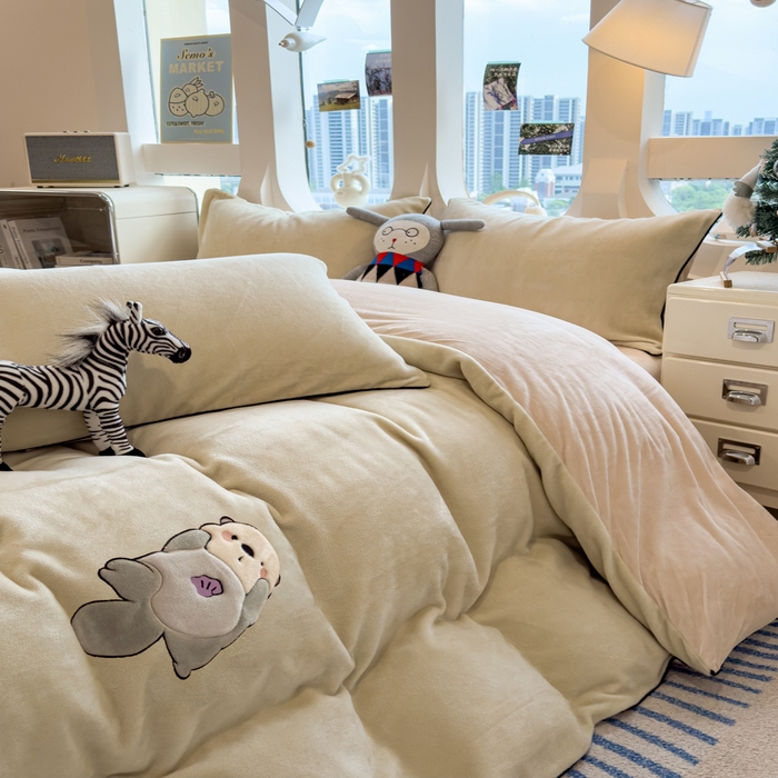 91家纺网 家纺一手货源 找家纺 印季家纺 2025新款大肚腩-海獭绒贴布绣四件套 大肚腩-淡绿-浅棕