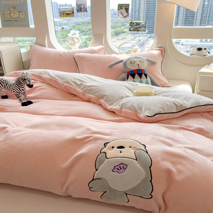 91家纺网 家纺一手货源 找家纺 印季家纺 2025新款大肚腩-海獭绒贴布绣四件套 大肚腩-玉粉-粉灰