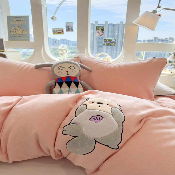 91家纺网 家纺一手货源 找家纺 印季家纺 2025新款大肚腩-海獭绒贴布绣四件套 大肚腩-玉粉-粉灰