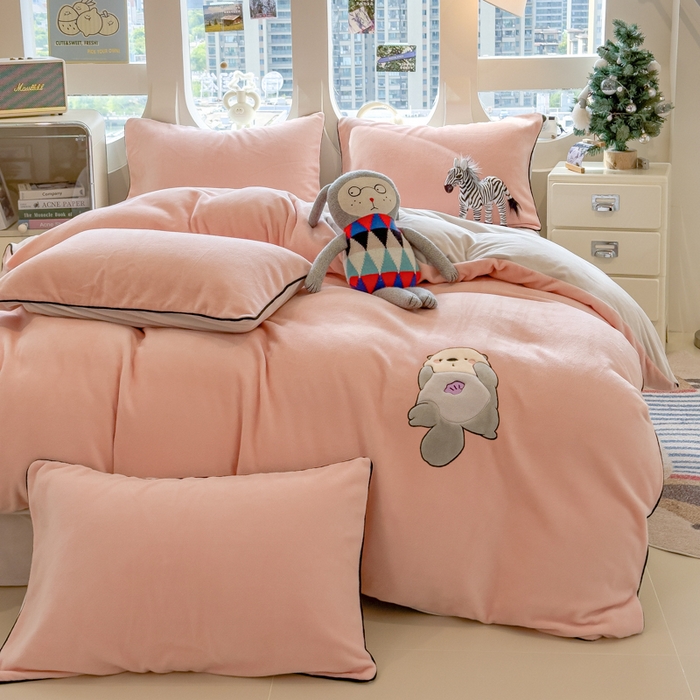 印季家纺 2025新款大肚腩-海獭绒贴布绣四件套 大肚腩-玉粉-粉灰