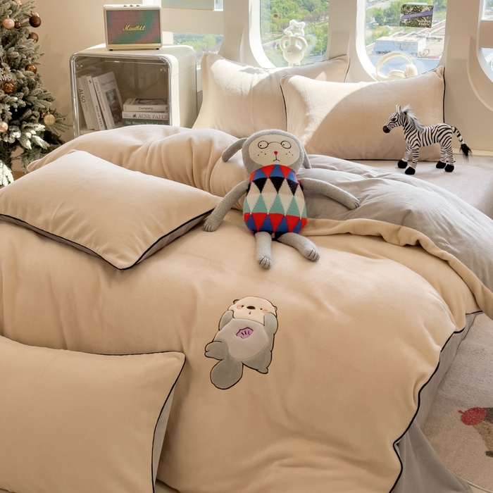 91家纺网 家纺一手货源 找家纺 印季家纺 2025新款大肚腩-海獭绒贴布绣四件套 大肚腩-米粽-浅灰