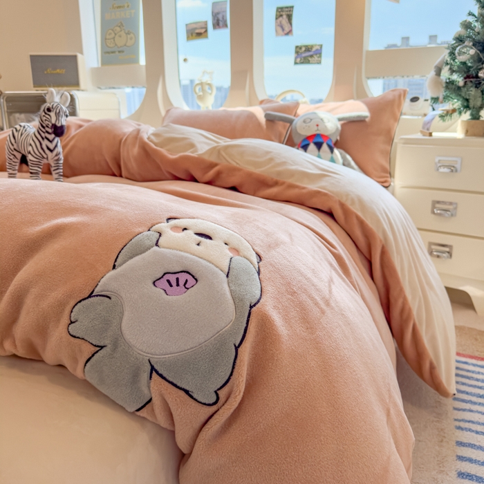 91家纺网 家纺一手货源 找家纺 印季家纺 2025新款大肚腩-海獭绒贴布绣四件套 大肚腩-香槟金-浅棕