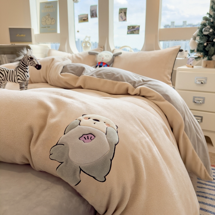 91家纺网 家纺一手货源 找家纺 印季家纺 2025新款大肚腩-海獭绒贴布绣四件套 大肚腩-米粽-浅灰