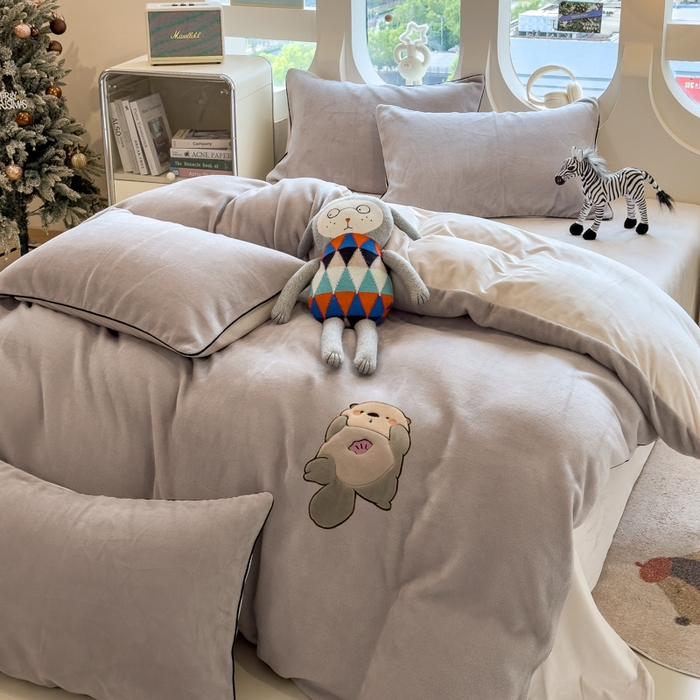 91家纺网 家纺一手货源 找家纺 印季家纺 2025新款大肚腩-海獭绒贴布绣四件套 大肚腩-浅灰-粉灰