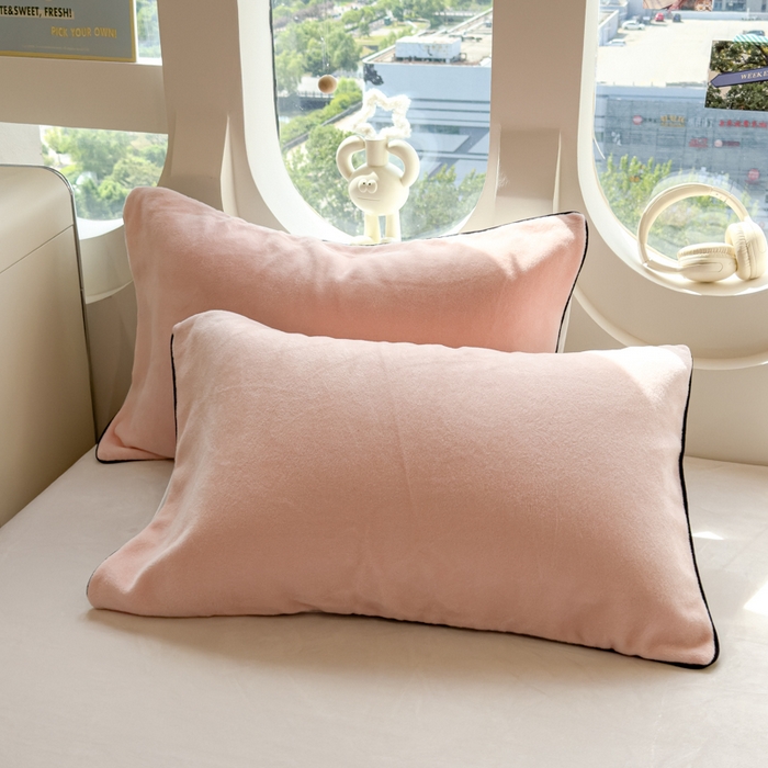 91家纺网 家纺一手货源 找家纺 印季家纺 2025新款大肚腩-海獭绒贴布绣四件套 大肚腩-玉粉-粉灰