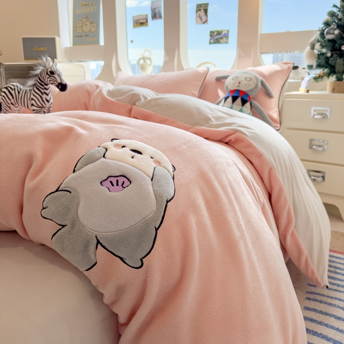 91家纺网 家纺一手货源 找家纺 印季家纺 2025新款大肚腩-海獭绒贴布绣四件套 大肚腩-玉粉-粉灰