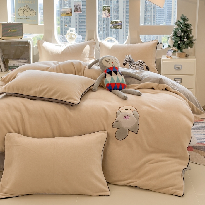 91家纺网 家纺一手货源 找家纺 印季家纺 2025新款大肚腩-海獭绒贴布绣四件套 大肚腩-米粽-浅灰