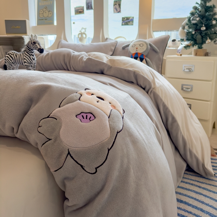 91家纺网 家纺一手货源 找家纺 印季家纺 2025新款大肚腩-海獭绒贴布绣四件套 大肚腩-浅灰-粉灰