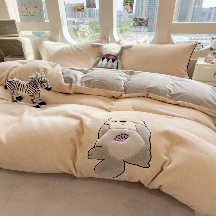 91家纺网 家纺一手货源 找家纺 印季家纺 2025新款大肚腩-海獭绒贴布绣四件套 大肚腩-米粽-浅灰