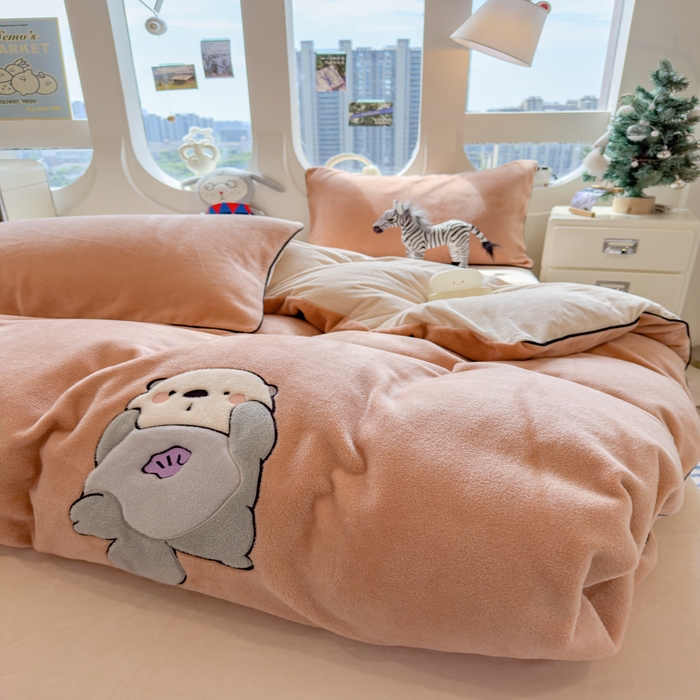 91家纺网 家纺一手货源 找家纺 印季家纺 2025新款大肚腩-海獭绒贴布绣四件套 大肚腩-香槟金-浅棕