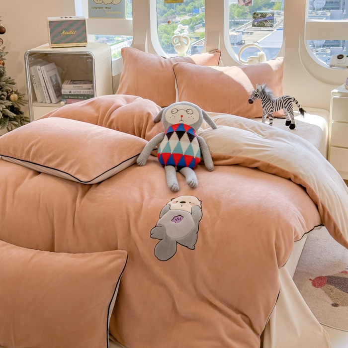 91家纺网 家纺一手货源 找家纺 印季家纺 2025新款大肚腩-海獭绒贴布绣四件套 大肚腩-香槟金-浅棕