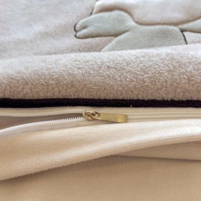 91家纺网 家纺一手货源 找家纺 印季家纺 2025新款大肚腩-海獭绒贴布绣四件套 大肚腩-浅灰-粉灰