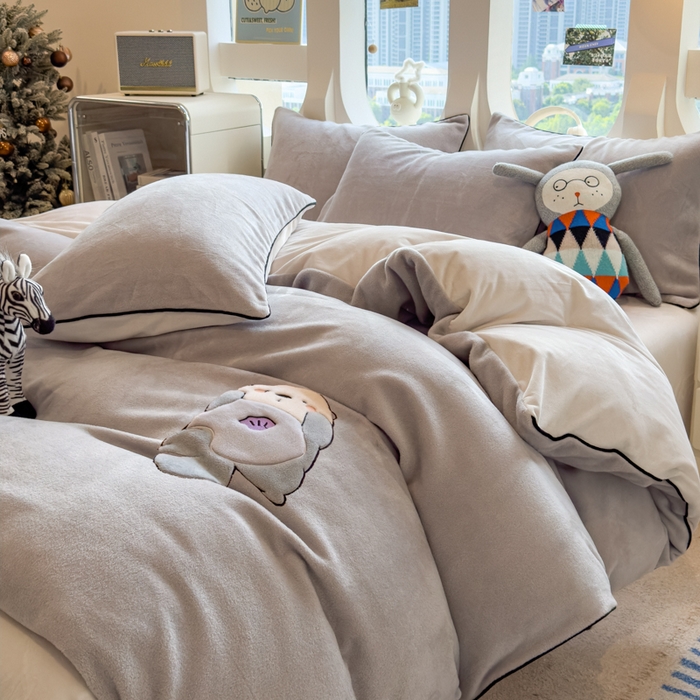 91家纺网 家纺一手货源 找家纺 印季家纺 2025新款大肚腩-海獭绒贴布绣四件套 大肚腩-浅灰-粉灰