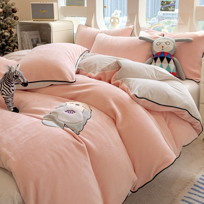 91家纺网 家纺一手货源 找家纺 印季家纺 2025新款大肚腩-海獭绒贴布绣四件套 大肚腩-玉粉-粉灰