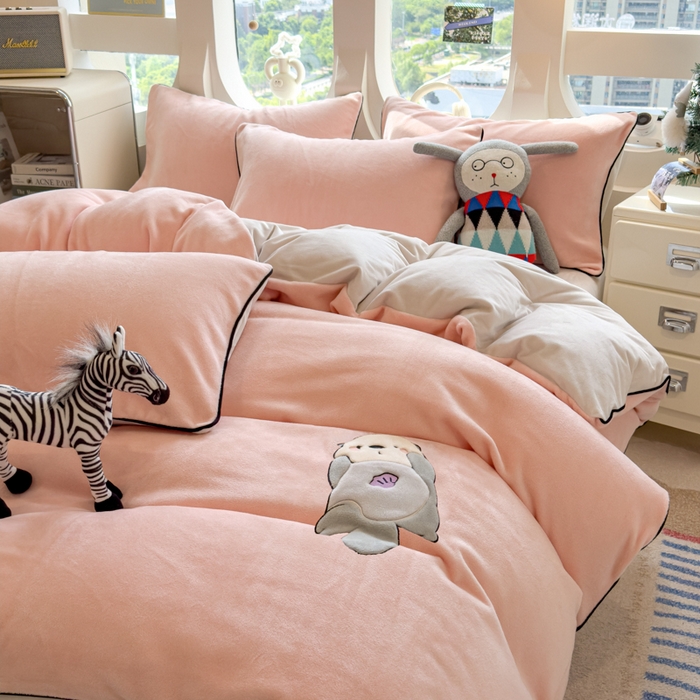 91家纺网 家纺一手货源 找家纺 印季家纺 2025新款大肚腩-海獭绒贴布绣四件套 大肚腩-玉粉-粉灰