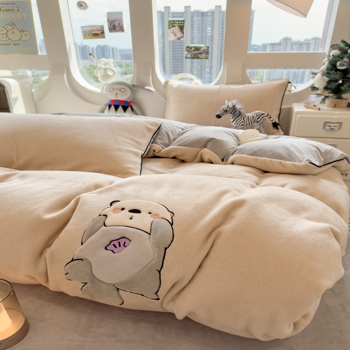 91家纺网 家纺一手货源 找家纺 印季家纺 2025新款大肚腩-海獭绒贴布绣四件套 大肚腩-米粽-浅灰