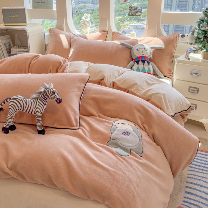 91家纺网 家纺一手货源 找家纺 印季家纺 2025新款大肚腩-海獭绒贴布绣四件套 大肚腩-香槟金-浅棕