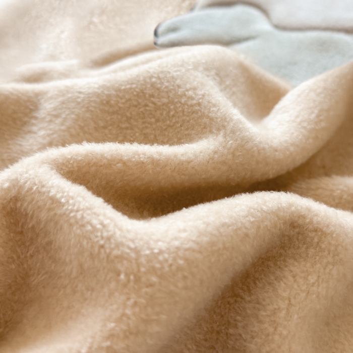 91家纺网 家纺一手货源 找家纺 印季家纺 2025新款大肚腩-海獭绒贴布绣四件套 大肚腩-米粽-浅灰