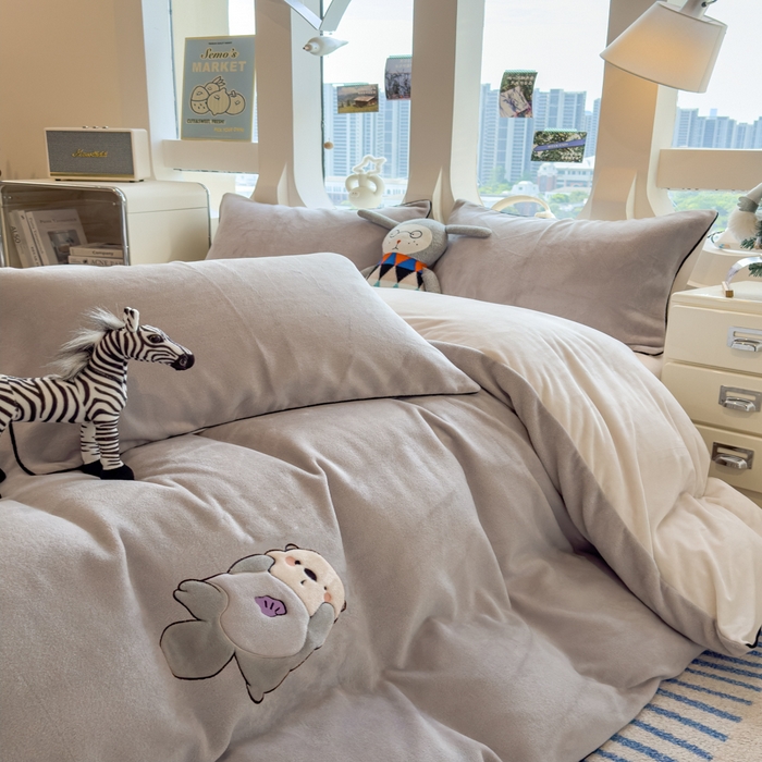 91家纺网 家纺一手货源 找家纺 印季家纺 2025新款大肚腩-海獭绒贴布绣四件套 大肚腩-浅灰-粉灰