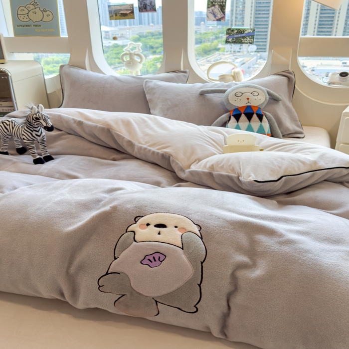 91家纺网 家纺一手货源 找家纺 印季家纺 2025新款大肚腩-海獭绒贴布绣四件套 大肚腩-浅灰-粉灰