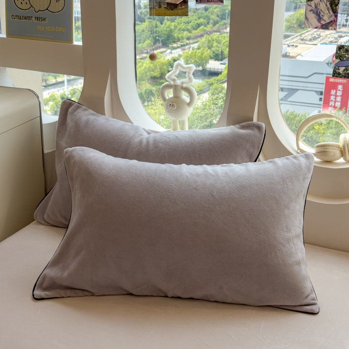 91家纺网 家纺一手货源 找家纺 印季家纺 2025新款大肚腩-海獭绒贴布绣四件套 大肚腩-浅灰-粉灰