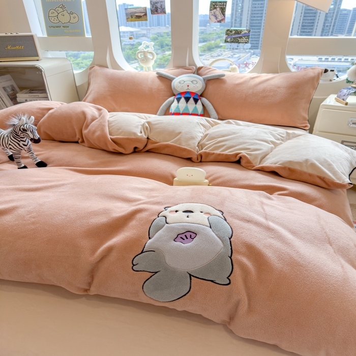 91家纺网 家纺一手货源 找家纺 印季家纺 2025新款大肚腩-海獭绒贴布绣四件套 大肚腩-香槟金-浅棕