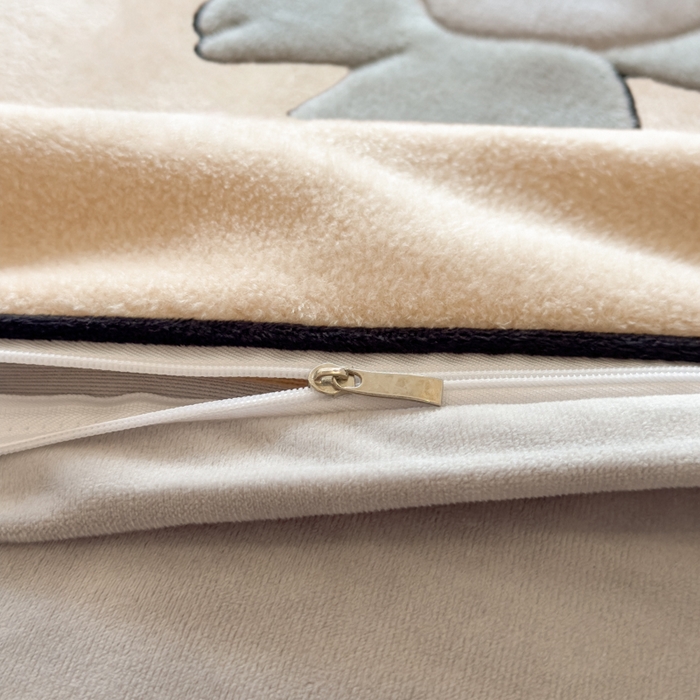 91家纺网 家纺一手货源 找家纺 印季家纺 2025新款大肚腩-海獭绒贴布绣四件套 大肚腩-米粽-浅灰