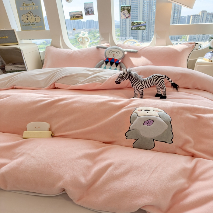 91家纺网 家纺一手货源 找家纺 印季家纺 2025新款大肚腩-海獭绒贴布绣四件套 大肚腩-玉粉-粉灰