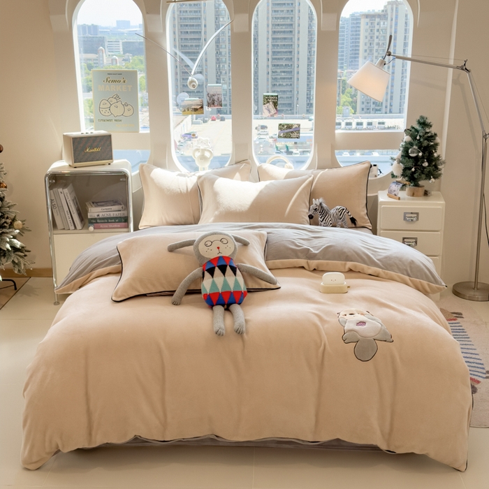 91家纺网 家纺一手货源 找家纺 印季家纺 2025新款大肚腩-海獭绒贴布绣四件套 大肚腩-米粽-浅灰