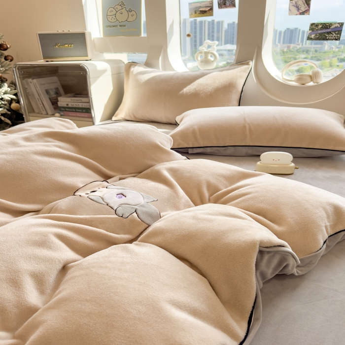 91家纺网 家纺一手货源 找家纺 印季家纺 2025新款大肚腩-海獭绒贴布绣四件套 大肚腩-米粽-浅灰