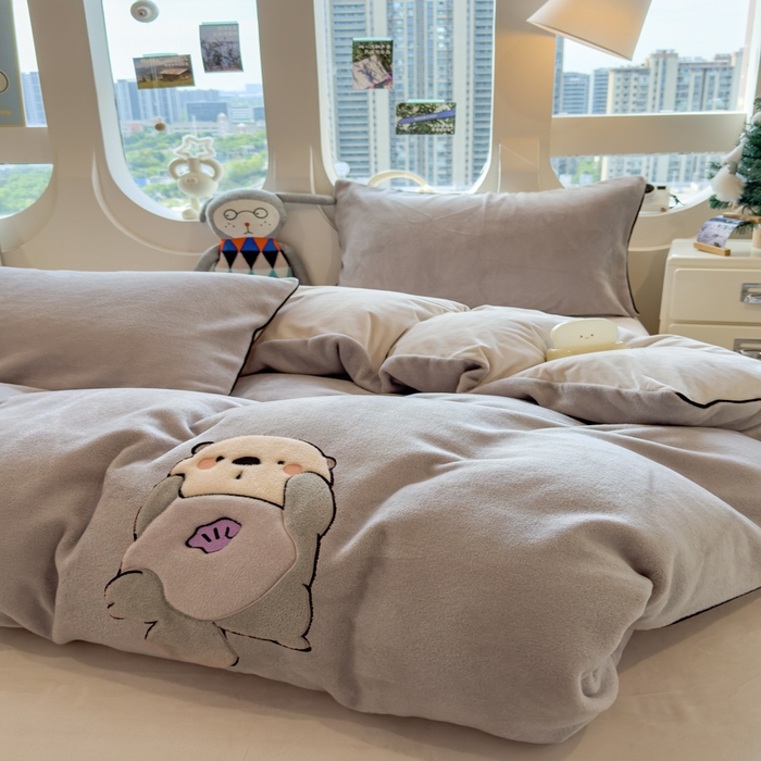 91家纺网 家纺一手货源 找家纺 印季家纺 2025新款大肚腩-海獭绒贴布绣四件套 大肚腩-浅灰-粉灰