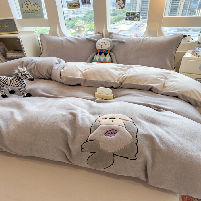 91家纺网 家纺一手货源 找家纺 印季家纺 2025新款大肚腩-海獭绒贴布绣四件套 大肚腩-浅灰-粉灰