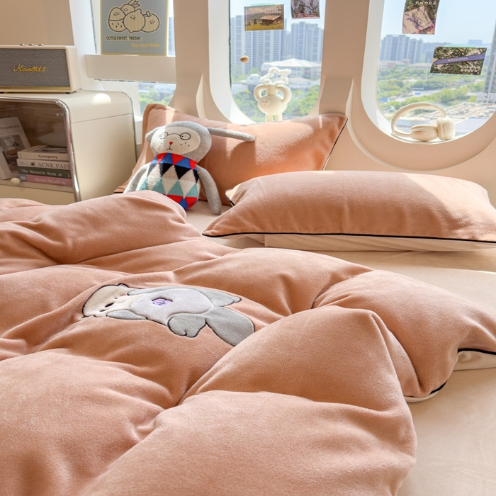 91家纺网 家纺一手货源 找家纺 印季家纺 2025新款大肚腩-海獭绒贴布绣四件套 大肚腩-香槟金-浅棕