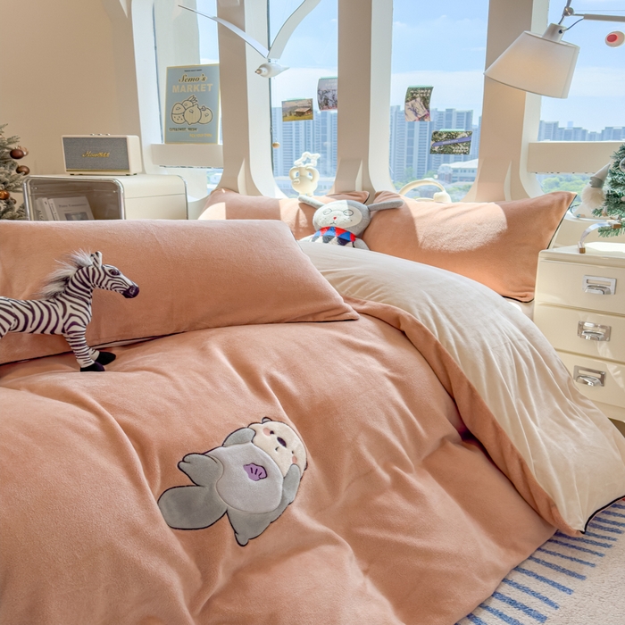 91家纺网 家纺一手货源 找家纺 印季家纺 2025新款大肚腩-海獭绒贴布绣四件套 大肚腩-香槟金-浅棕