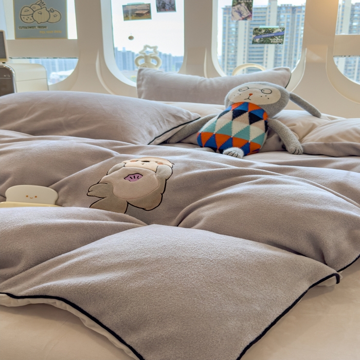 91家纺网 家纺一手货源 找家纺 印季家纺 2025新款大肚腩-海獭绒贴布绣四件套 大肚腩-浅灰-粉灰