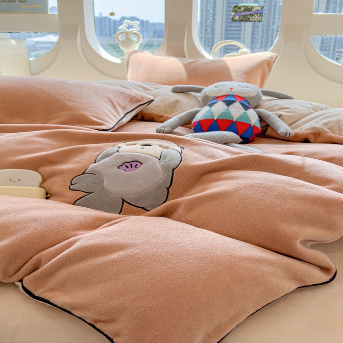 91家纺网 家纺一手货源 找家纺 印季家纺 2025新款大肚腩-海獭绒贴布绣四件套 大肚腩-香槟金-浅棕