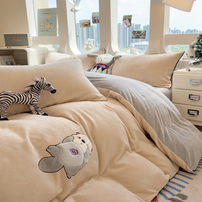 91家纺网 家纺一手货源 找家纺 印季家纺 2025新款大肚腩-海獭绒贴布绣四件套 大肚腩-米粽-浅灰