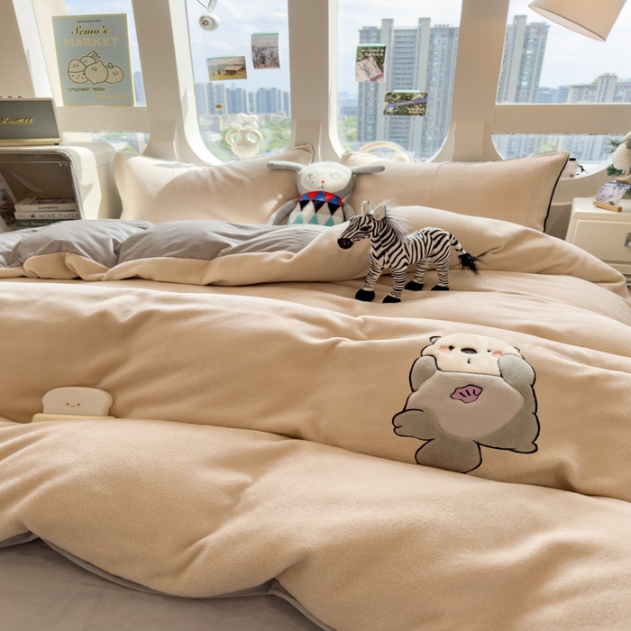 91家纺网 家纺一手货源 找家纺 印季家纺 2025新款大肚腩-海獭绒贴布绣四件套 大肚腩-米粽-浅灰