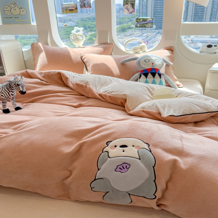 91家纺网 家纺一手货源 找家纺 印季家纺 2025新款大肚腩-海獭绒贴布绣四件套 大肚腩-香槟金-浅棕