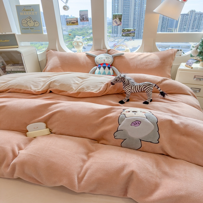 91家纺网 家纺一手货源 找家纺 印季家纺 2025新款大肚腩-海獭绒贴布绣四件套 大肚腩-香槟金-浅棕