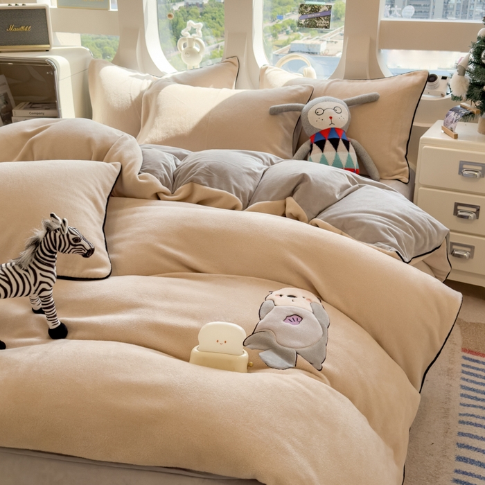 91家纺网 家纺一手货源 找家纺 印季家纺 2025新款大肚腩-海獭绒贴布绣四件套 大肚腩-米粽-浅灰