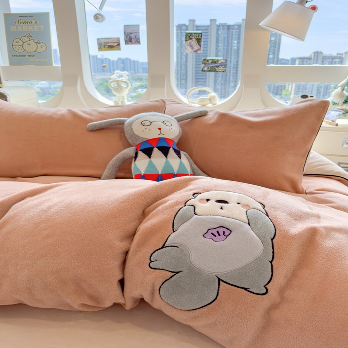 91家纺网 家纺一手货源 找家纺 印季家纺 2025新款大肚腩-海獭绒贴布绣四件套 大肚腩-香槟金-浅棕