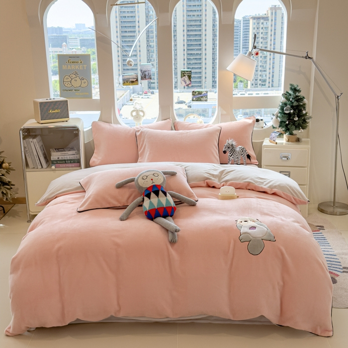 91家纺网 家纺一手货源 找家纺 印季家纺 2025新款大肚腩-海獭绒贴布绣四件套 大肚腩-玉粉-粉灰