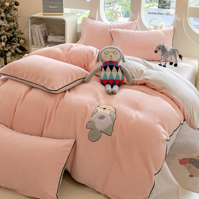 91家纺网 家纺一手货源 找家纺 印季家纺 2025新款大肚腩-海獭绒贴布绣四件套 大肚腩-玉粉-粉灰