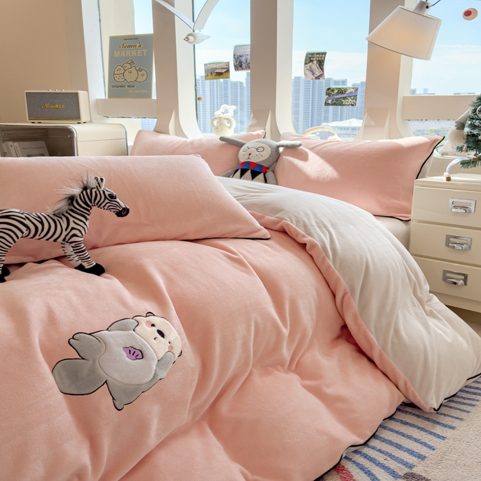 91家纺网 家纺一手货源 找家纺 印季家纺 2025新款大肚腩-海獭绒贴布绣四件套 大肚腩-玉粉-粉灰