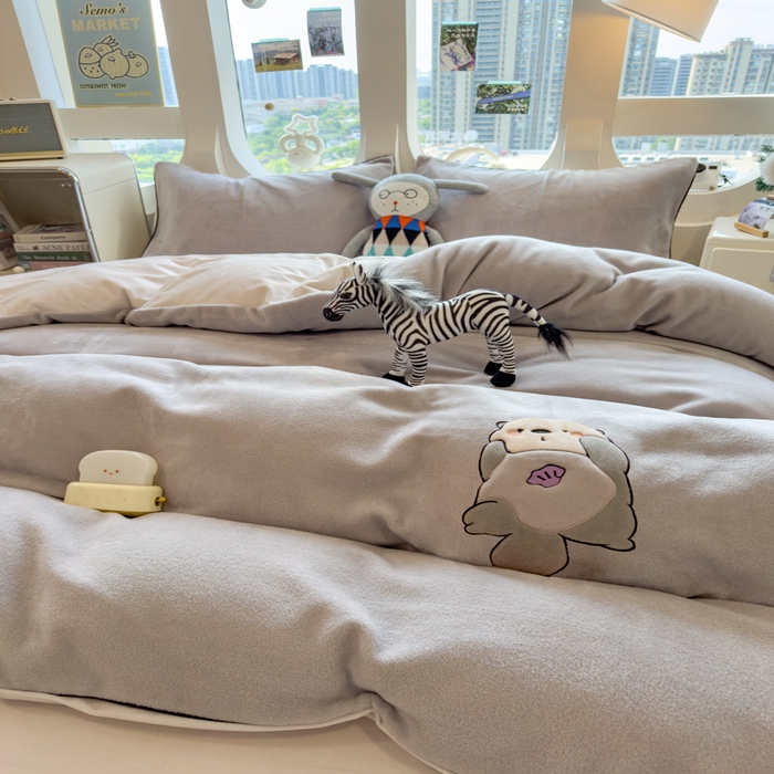 91家纺网 家纺一手货源 找家纺 印季家纺 2025新款大肚腩-海獭绒贴布绣四件套 大肚腩-浅灰-粉灰