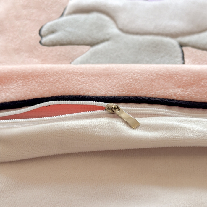 91家纺网 家纺一手货源 找家纺 印季家纺 2025新款大肚腩-海獭绒贴布绣四件套 大肚腩-玉粉-粉灰